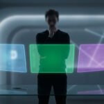 Une personne floue réfléchit devant trois écrans holographiques lumineux (bleu, vert, violet) flottant, symbolisant un choix d'IA.